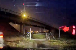 Policijos apšaudytas bėglio BMW X6 įklimpo purvyne prie Vievio