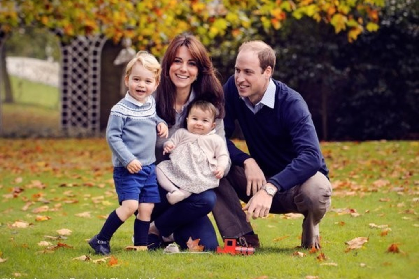 Naujausia kunigaikščių šeimos nuotrauka trykšta laime.<br>kensington Royal/ Chris Jelf nuotr.
