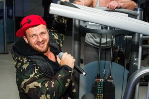 Reperis Ironvytas surengė išskirtinį koncertą tarp treniruoklių