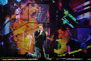 Įspūdingo koncerto metu M. Mikutavičius pasveikino A. Sabonį