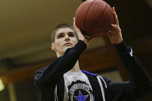 229 cm krepšinio milžino užduotis – tapti normaliu žmogumi