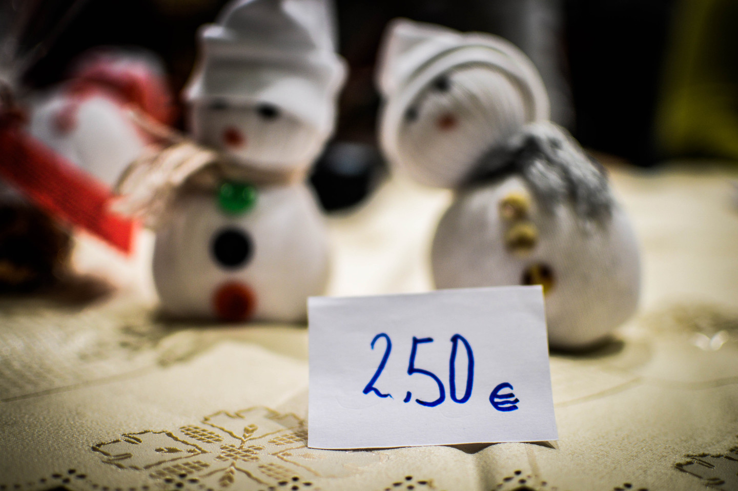 Linkėdami linksmų švenčių, moksleiviai ne tik sukūrė jaukią atmosferą, bet ir kvietė įsigyti jų pačių kurtų darbų.<br>M.Bučnio nuotr.