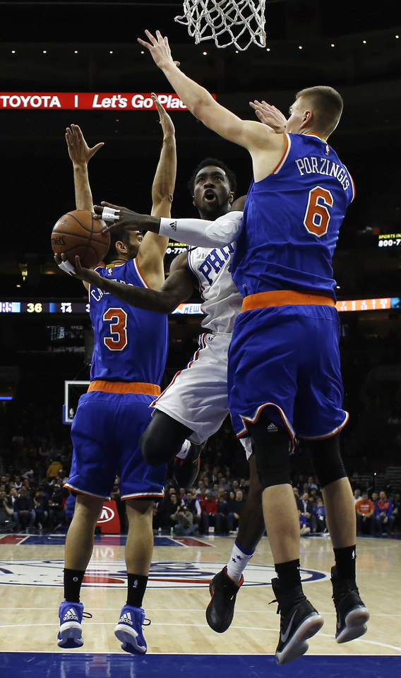 K.Porzingis stengiasi sulaikyti T.Wroteną.<br>AP nuotr.