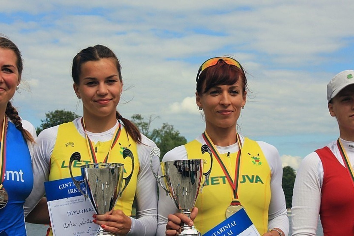 M.Valčiukaitė ir D.Vištartaitė (pora viduryje) pasidalijo 2015 m. geriausios irkluotojos titulą.