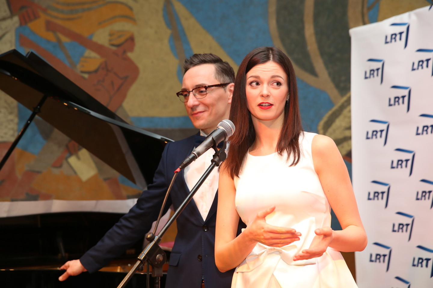 „Eurovizijos“ atrankos vedėjai – A.Rožickas ir G.Griniūtė.<br>R.Danisevičiaus nuotr.