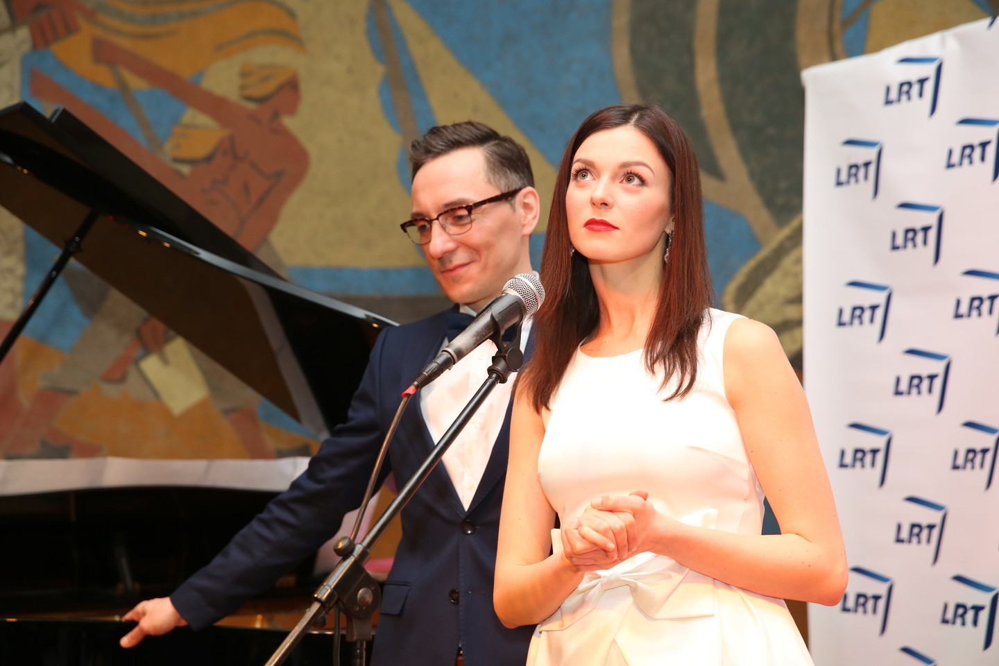 „Eurovizijos“ atrankos vedėjai – A.Rožickas ir G.Griniūtė.<br>R.Danisevičiaus nuotr.