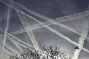 Mokslininkai patvirtino žalingą „chemtreilų“ poveikį