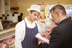Verslininkas pasakė, kodėl darbuotojams nemoka didesnių algų