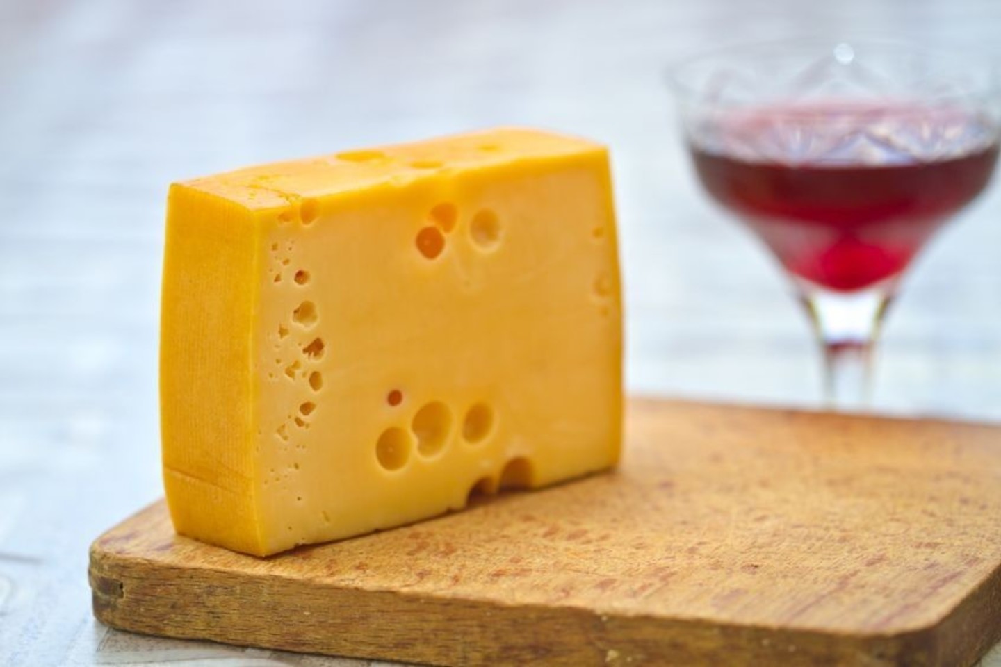 Ementalis – sūris su skylutėmis – garsiausias turtingosios Šveicarijos sūris.<br>123rf nuotr.
