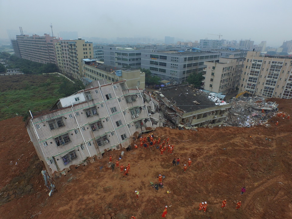 Žemių nuošliauža Kinijoje po savimi palaidojo visą pramonės parką.<br>Reuters/Scanpix nuotr.