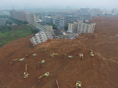 Žemių nuošliauža Kinijoje po savimi palaidojo visą pramonės parką.<br>Reuters/Scanpix nuotr.