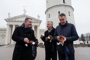 Politikai Vilniaus centre dalijo angelus