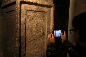 Archeologai sutrikę: Tutanchamoną žindė jo sesuo?