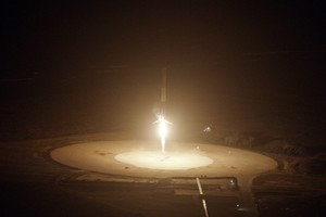 „SpaceX“ sėkmė: iškėlė palydovus ir vertikaliai nutupdė raketą