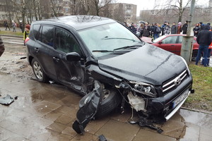 Nuo BMW smūgio Vilniuje visureigis nuskriejo nuo kelio