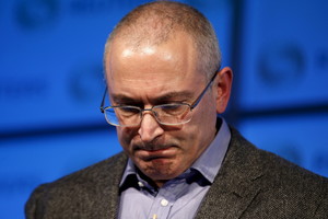 Rusijoje atliktos kratos M.Chodorkovskio darbuotojų namuose