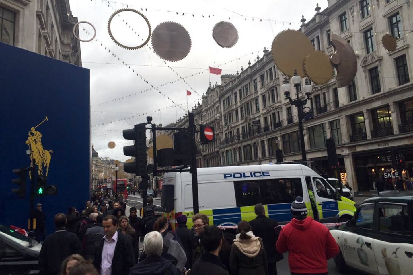 Londono centre kelioms valandoms buvo evakuota gatvė.