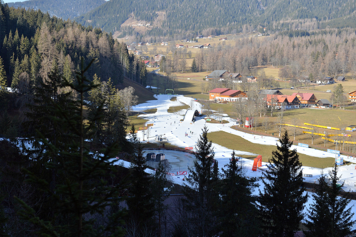 Austrijoje slidinėjimo kurortai šią savaitę atrodo taip.<br>AP nuotr.