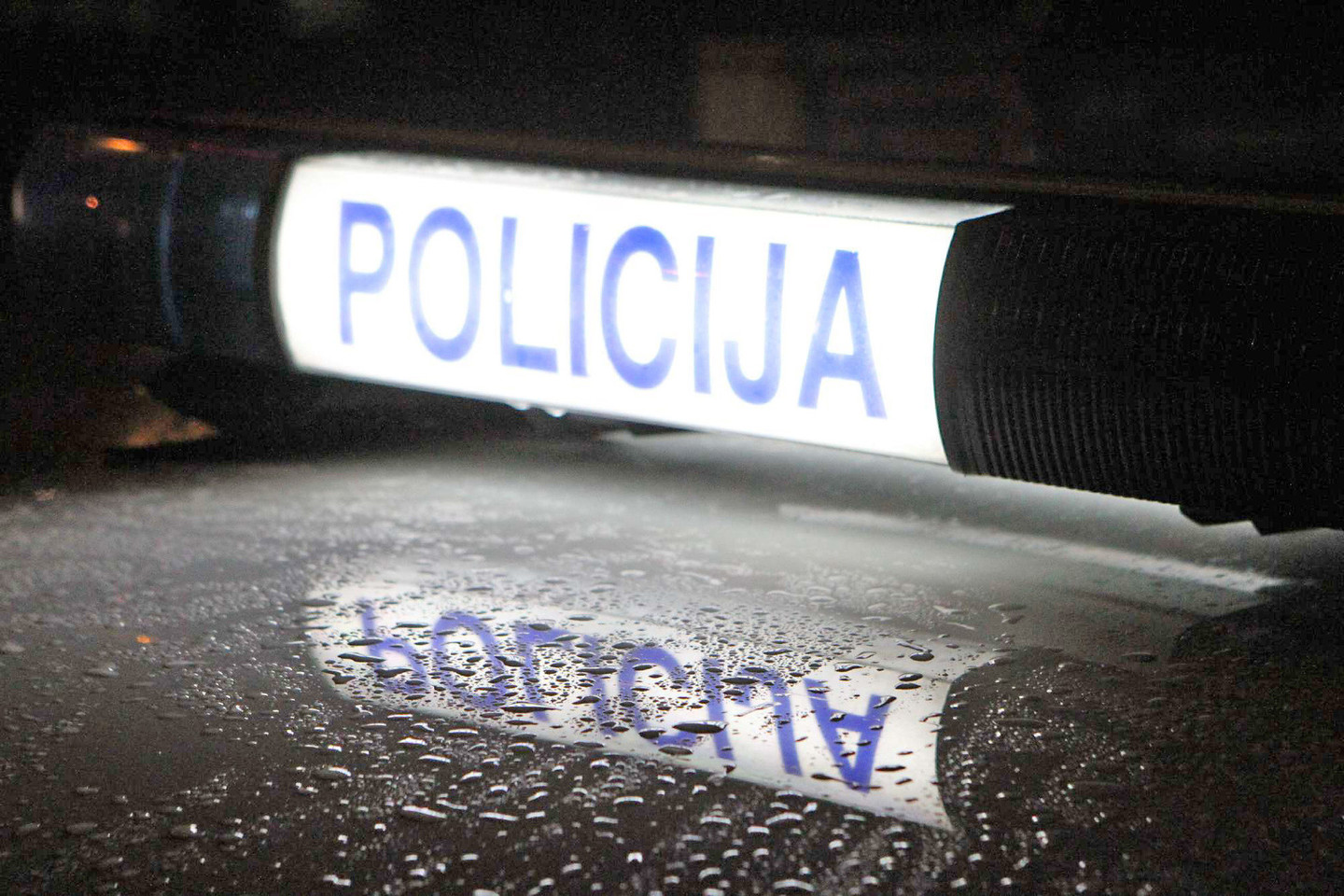 Šautuvu ginkluotas plėšikas Klaipėdos r. bandė atimti 13 000 eurų.