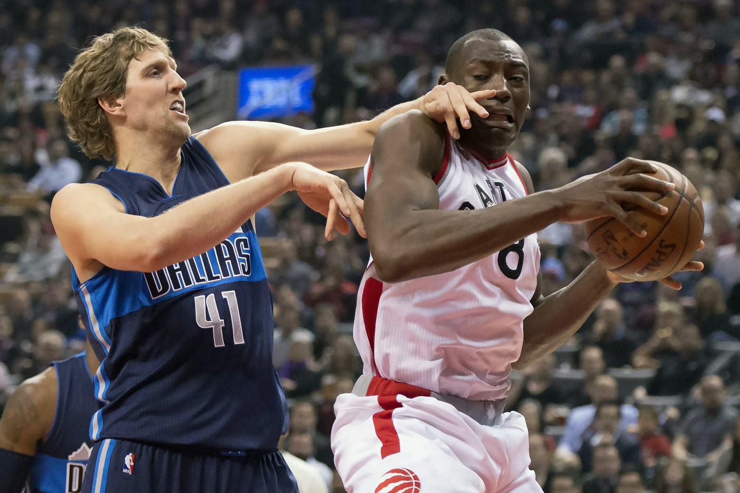 „Raptors“ sugebėjo palaužti „Mavericks“ pasipriešinimą.
