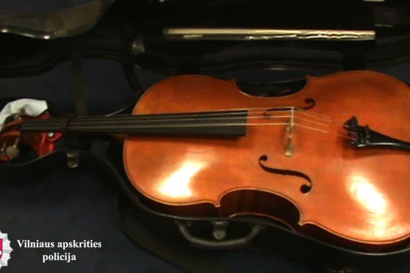 Vilniaus policija surado pavogtą brangią violončelę.<br>Vilniaus apskrities VPK nuotr.