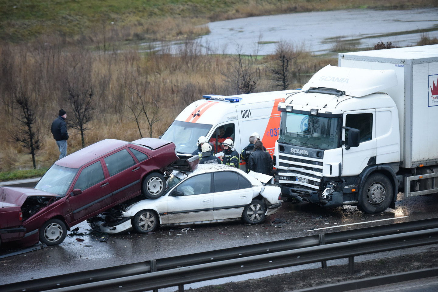 Per avariją apgadinti trys lengvieji automobiliai ir vilkikas.