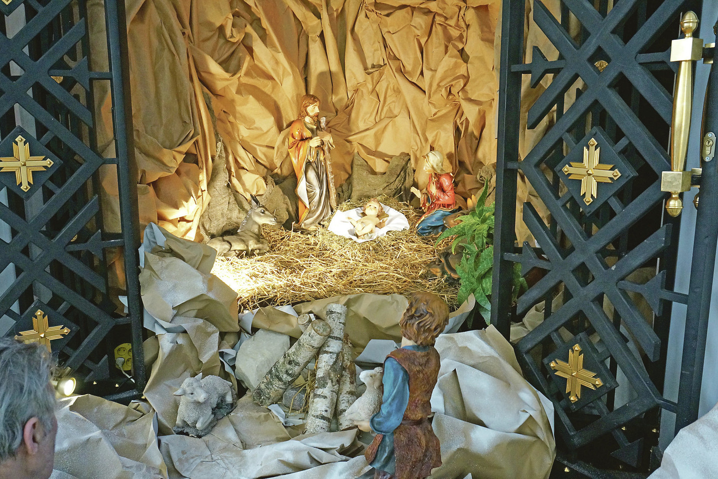 Kauno Kristaus Prisikėlimo bazilikoje kasmet įrengiama olos grotą primenanti prakartėlė, kokioje, kaip tikima, ir gimė kūdikėlis Jėzus.<br>Nuotr. iš asmeninio albumo