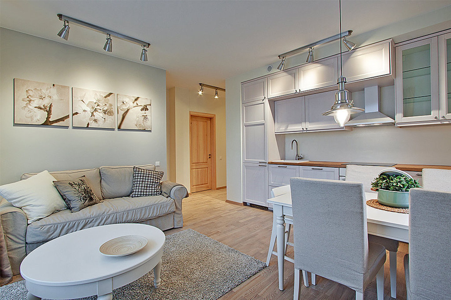 Jaukus ir šviesus būstas įrengtas vien „Ikea“ baldais ir aksesuarais.<br>R.Kotvickaitės nuotr.