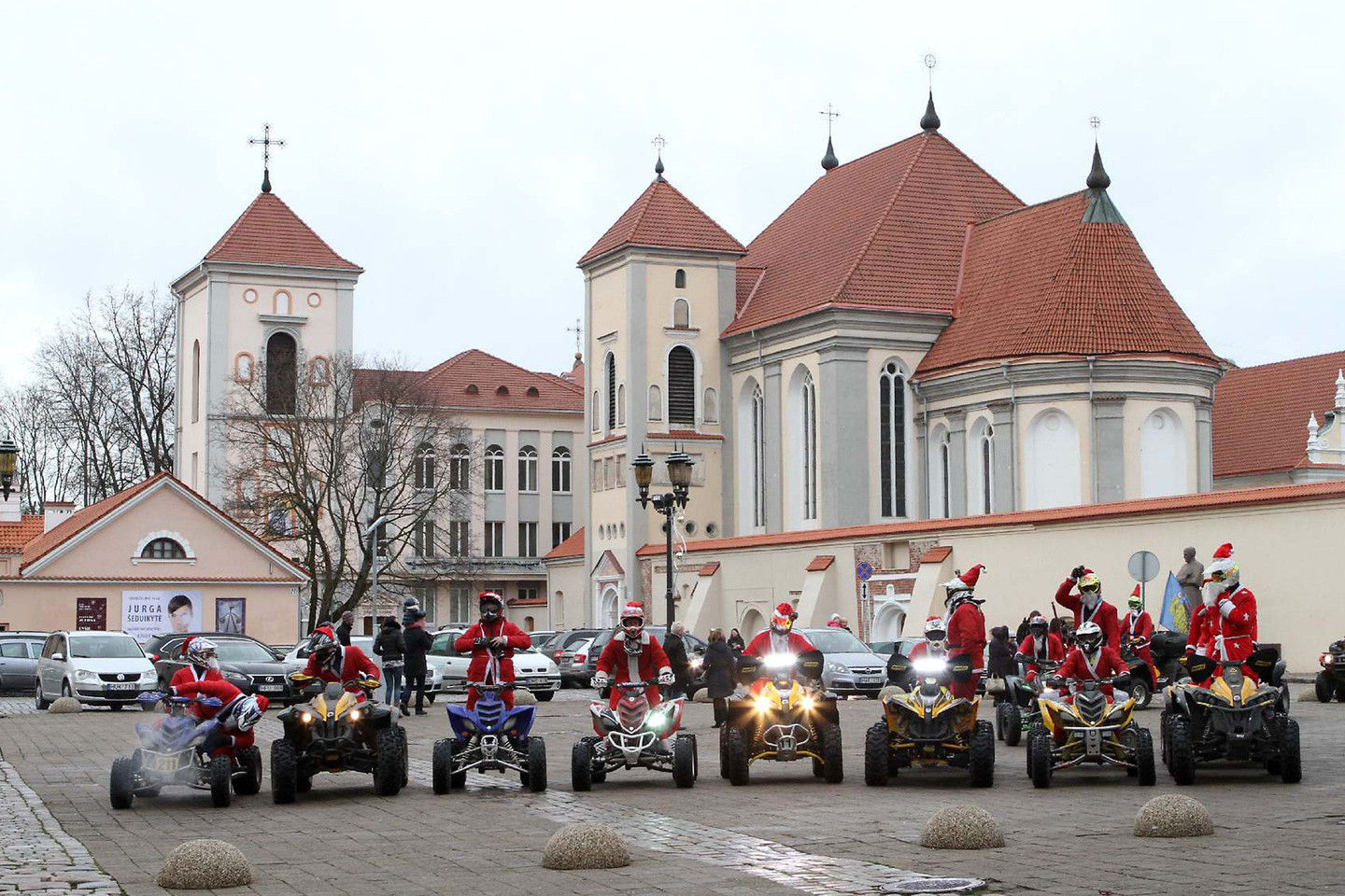 Į Rotušės aikštę Kaune atriedėjo beveik trys dešimtys klubo „Kauno Jawos“ keturračių.
