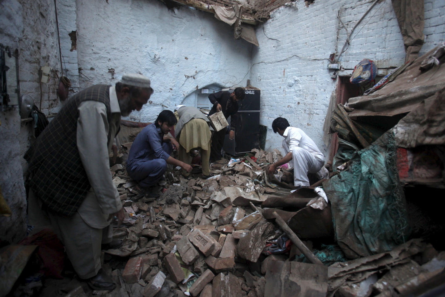 Šeštadienio rytą stiprus žemės drebėjimas pasireiškė dalyje Pakistano ir Afganistano, purtė namus, žadino miegojusius žmones ir vertė juos bėgti laukan.