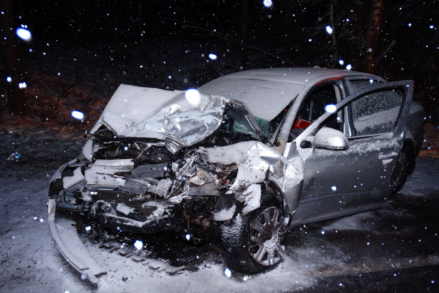 Visi trys automobiliai smarkiai nukentėjo.<br>A.Karaliūno nuotr.