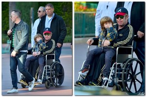 68-erių Eltonas Johnas atsisėdo į neįgaliojo vežimėlį