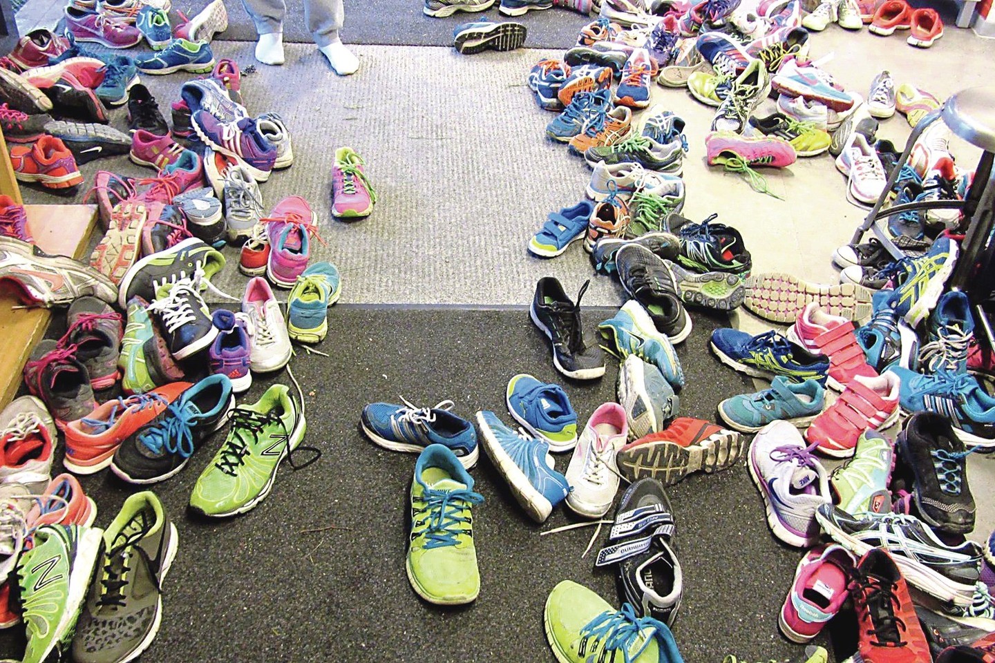 Mokiniai Suomijos mokyklose vaikšto tik su kojinėmis – batai paliekami prie durų.<br>Nuotr. iš asmeninio albumo