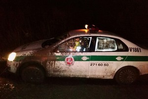 Per gaudynes policijos automobilis „išsimaudė“ purvyne
