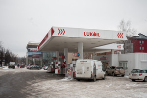 „Lukoil“ iš Lietuvos niekur neišeina ir tik keičia rusišką rūbą?