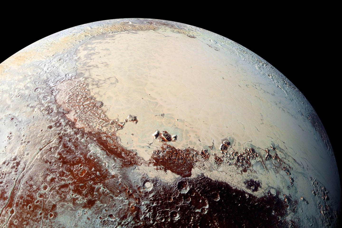 Plutoną šįmet pirmą kartą istorijoje pasiekė žmonių sukurtas aparatas – kosminis zondas „New Horizons“. Jis atsiuntė pirmąsias didelės raiškos šios planetos nuotraukas.<br>NASA nuotr.