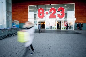 Iš „Akropolio“ į savo automobilį grįžusi pora liko be amo