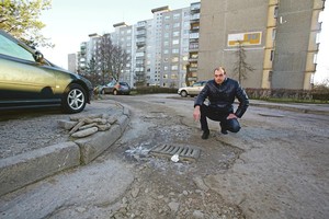 Nebeištvėrė – gyventojai patys ėmė rūpintis kiemo duobių lopymu
