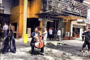 Irakietis prieš teroristų siaubą kovoja violončelės garsais