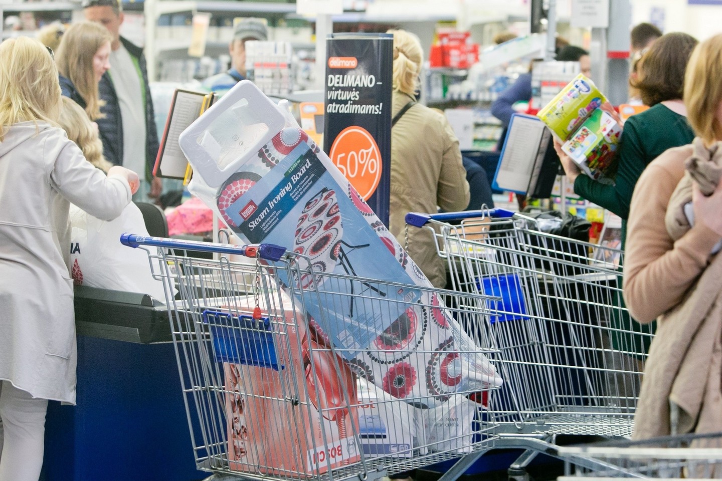 Svarbiausias namų ūkių vartojimą skatinęs veiksnys 2015-aisiais – gerėjanti darbo rinkos aplinka, sveikesni užimtumo rodikliai ir besistiebiantys atlyginimai.