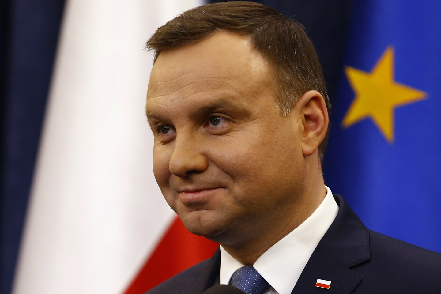 Eksprezidentas taip pat paragino dėti pastangas, kad būtų paskelbti pirmalaikiai rinkimai.