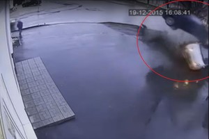 Beprotišku greičiu į sankryžą atlėkęs „Opel“ pakilo į orą