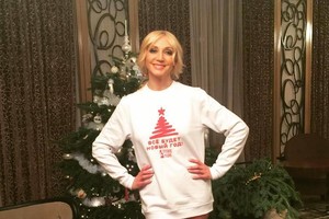 Dainininkė Kristina Orbakaitė prie eglutės įsiamžino be kelnių