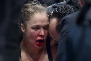 Brutalu: 2015 metų nokautų viršūnėje – R. Rousey pažeminimas