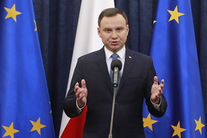Lenkija numojo ranka į Briuselio pagrūmojimus