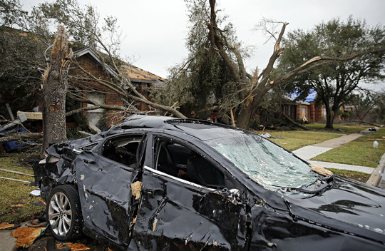 Tornadai Teksase pasiglemžė 11 žmonių gyvybę ir pridarė daug žalos.<br>AP nuotr.