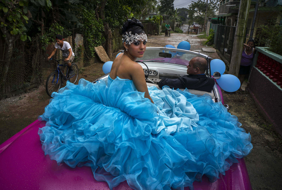 Išsipusčiusios merginos Kuboje švenčia savo penkioliktą gimtadienį.<br>AP nuotr.