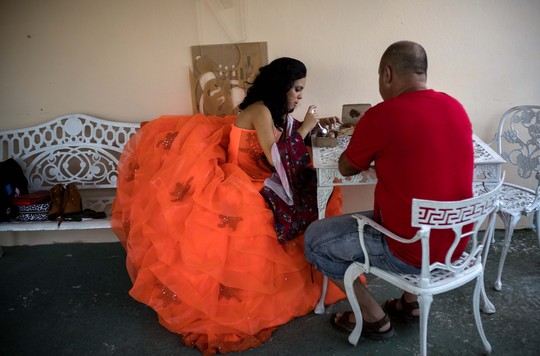 Išsipusčiusios merginos Kuboje švenčia savo penkioliktą gimtadienį.<br>AP nuotr.