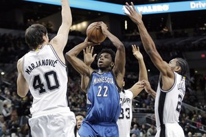 NBA: išvarytas „Spurs“ treneris ir 17 taškų per tris minutes