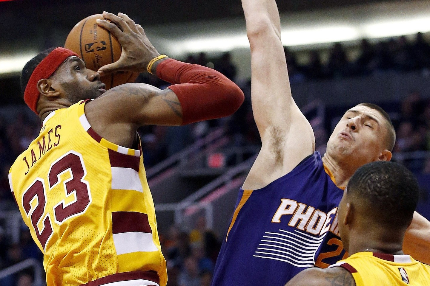 L.Jamesas toliau žygiuoja į viršų NBA rezultatyviausių žaidėjų sąraše.<br>AP nuotr.